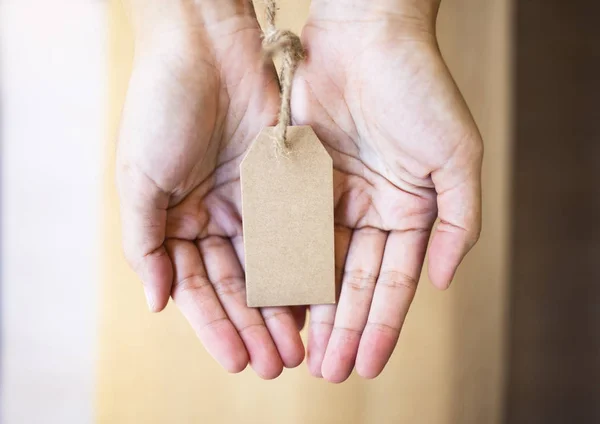 Mano tenuta in bianco modello marrone Etichetta regalo Tag Carta di carta — Foto Stock