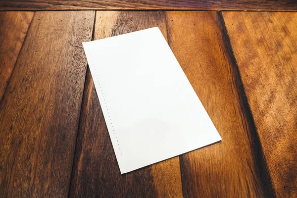 Folleto en blanco Mock up Menú sobre mesa de madera — Foto de Stock