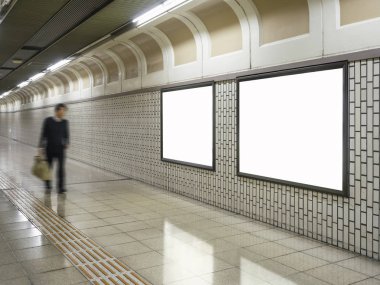 Billboard afiş ortam ışık kutusu metro istasyonu bulanıklık işadamı yürüme boş