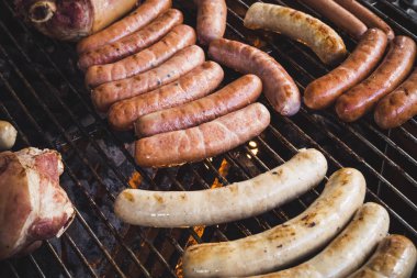 Dış taraf barbekü ızgara sosis ateş