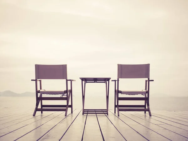 Deux chaises Table ensemble sur la plage mer Fond extérieur — Photo