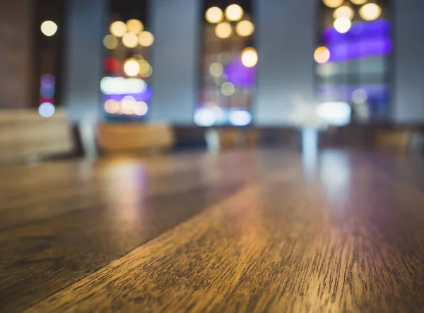 Tabell top Bar säten suddig färgglad belysning bakgrund part — Stockfoto