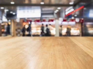 Tablo üst bulanıklık perakende mağazalar insanlar alışveriş arka plan