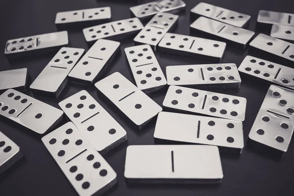 Domino pezzi su sfondo nero Attività Tempo libero — Foto Stock