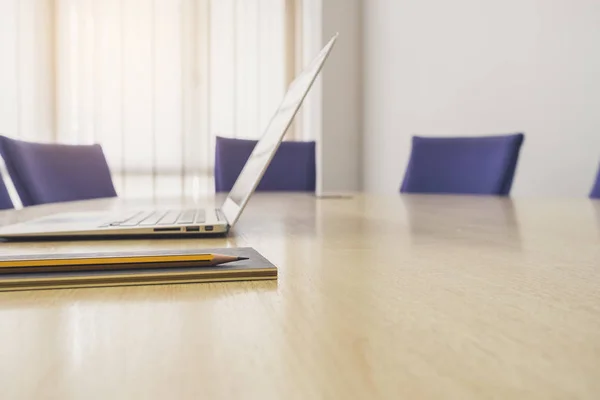 Sandalyeyle iş ofis toplantı Boardroom Tablo üstünde laptop — Stok fotoğraf