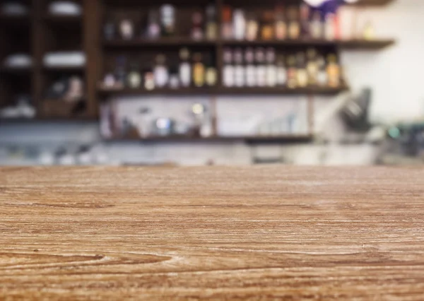 ぼやけてバーの棚とテーブル トップ カウンター ボトル レストラン カフェ — ストック写真