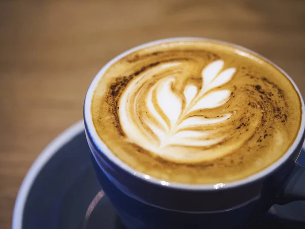 Tazza da caffè Cappuccino su Tavolo in Legno Cafe shop — Foto Stock