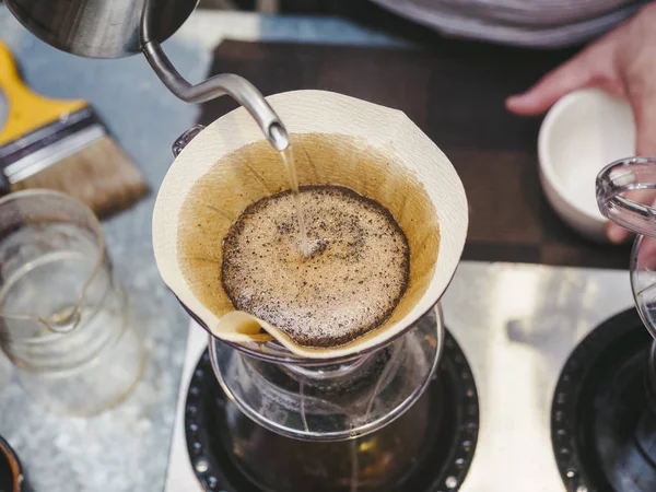 Hipster Barista κάνοντας χέρι καφέ σταλαγματιάς που ρίχνει νερό στο φίλτρο — Φωτογραφία Αρχείου