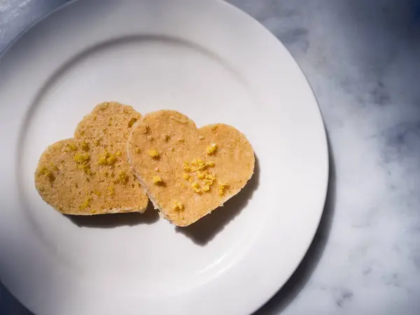 Szív alakú cookie-k fogalmi fehér tányérra Love Valentin — Stock Fotó