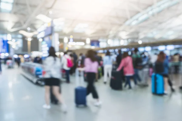 Viajando personas caminando con equipaje Blur Pasajeros Crowd Airport — Foto de Stock