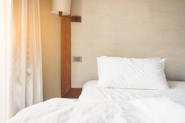 Dağınık yatak yastık yatak odası iç sabah ışık ile