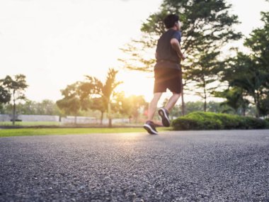 Çalışan egzersiz egzersiz Park açık sabah ışığa geç