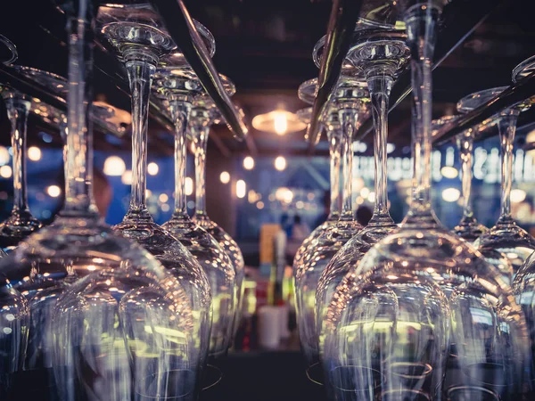 Cocktail Glass Bar rack Bebida Festa Celebração evento fundo — Fotografia de Stock