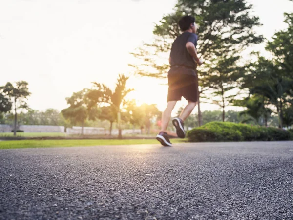 Çalışan egzersiz egzersiz Park açık sabah ışığa geç