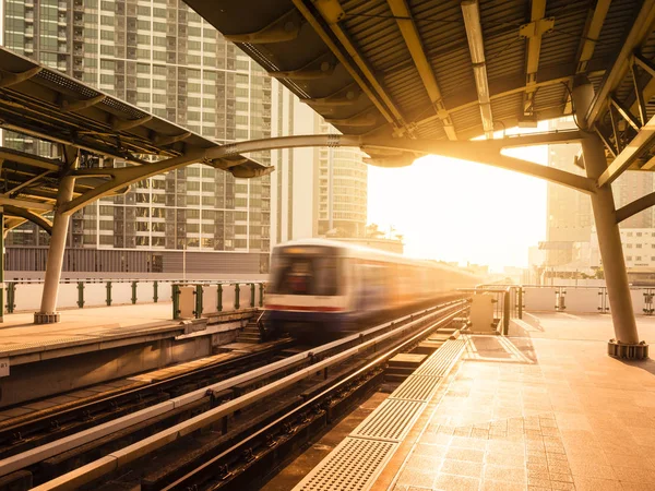 Stazione ferroviaria con treno in movimento Trasporto di massa Bangkok Thailandia — Foto Stock