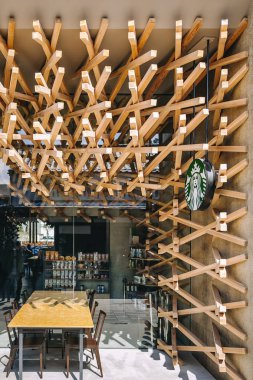 Dazaifu, Japonya - 20 Şubat 2012: Starbuck kahve dükkanı açık ekran