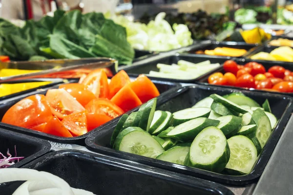 Insalata Bar verdure fresche affettato cetriolo pomodoro cibo sano — Foto Stock