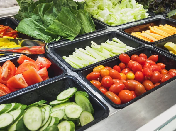 Insalata Bar verdure fresche affettato cetriolo pomodoro cibo sano — Foto Stock