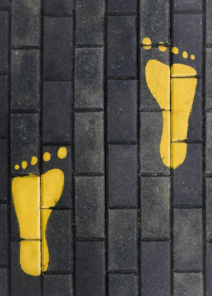 Знак ноги на вуличній доріжці — стокове фото