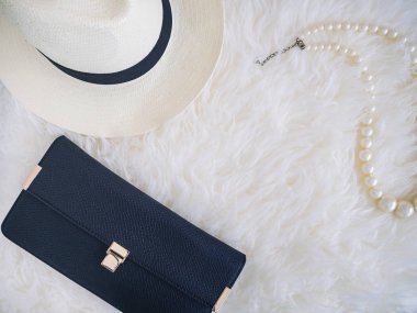 Kürk moda arka plan debriyaj çanta şapka ve beyaz inci kolye 