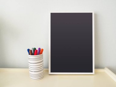 Masada tahta çerçeve renkli kalem kadar boş sahte