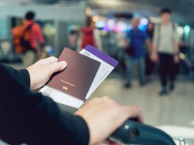 Pas bilet bulanık insanlar Traveller yatılı pasaport tutan el