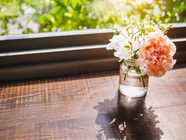 Kwiatów Goździk dekoracji szkła na drewnianym stole — Zdjęcie stockowe
