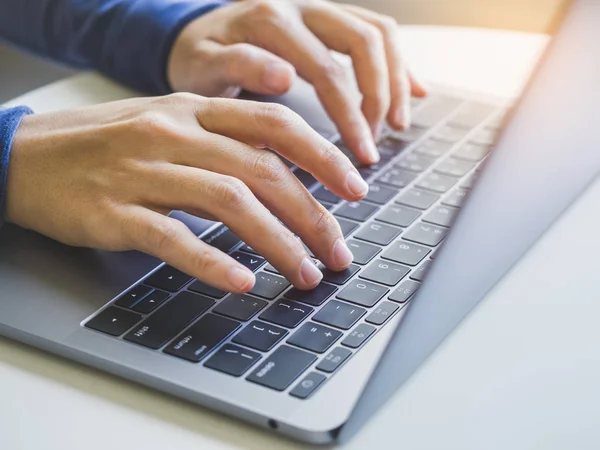 Mulher mão tipo no laptop Keyboard conceito de negócio — Fotografia de Stock