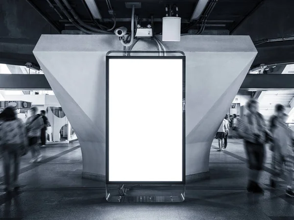 Leere Plakatwand Banner mock up Leuchtkasten vertikale Signalanzeige im Bahnhof — Stockfoto