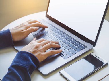 Kadın el türüne dizüstü klavye ile akıllı telefon 