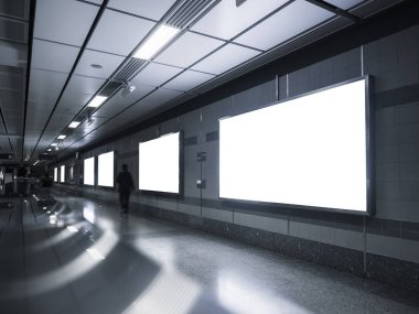 Boş Billboard afişleri ortam ışık kutusu ekran metro istasyonu 