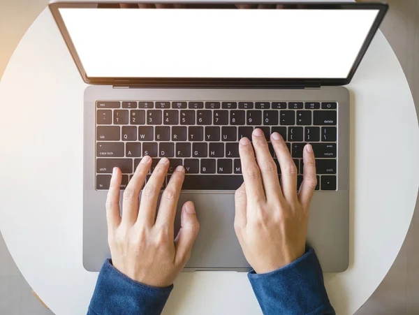 Kadın el tipi Laptop klavye boş ekranda — Stok fotoğraf