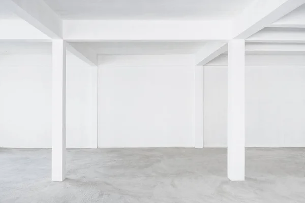 Κενό εσωτερικό πατάρι χώρου λευκό τοίχο κτιρίου τσιμεντένιο πάτωμα — Φωτογραφία Αρχείου