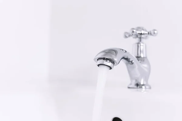 Grifo de agua con agua Flujo Lavabo de baño — Foto de Stock
