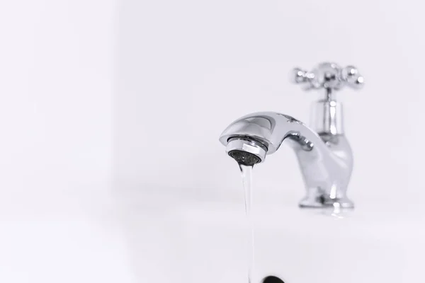 Grifo de agua con gotera de agua Lavabo de baño — Foto de Stock