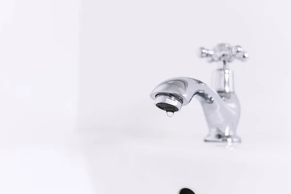 Voda z vodovodu přesuňte čisté koupelně umyvadlo — Stock fotografie