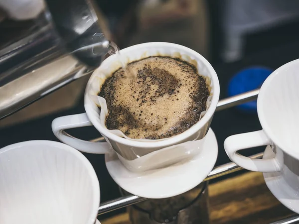 Mano Goteo de café Verter agua caliente en el café molido — Foto de Stock