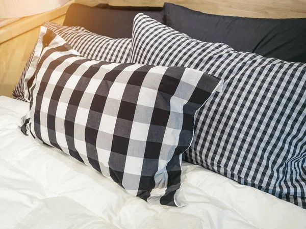 Travesseiros no sofá assento fronha tecido padrão design Interior — Fotografia de Stock