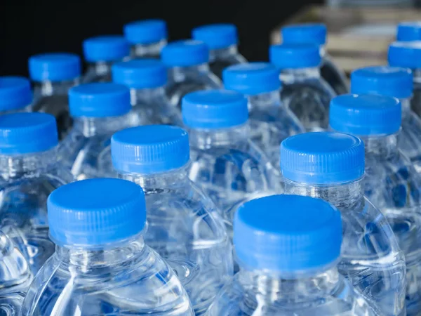Tapas de botella de agua de plástico en filas Paquete de producto para beber — Foto de Stock