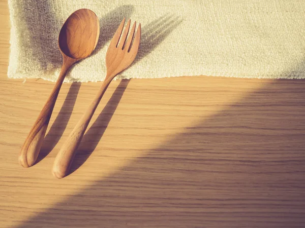 Tenedor y cuchara sobre mesa de madera Fondo —  Fotos de Stock