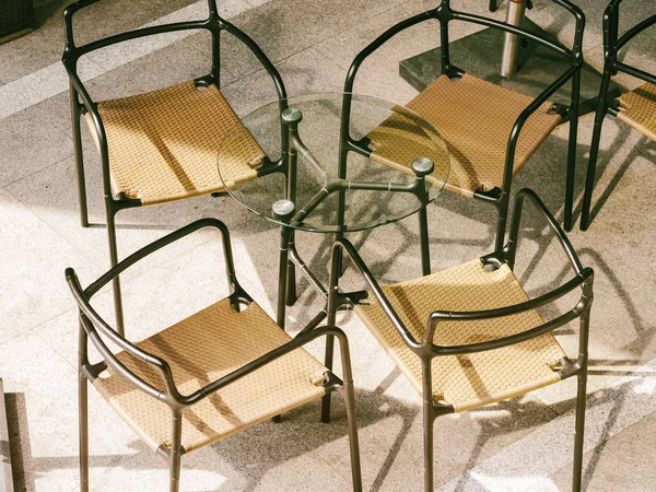 桌子和椅子的座位室外餐厅 — 图库照片