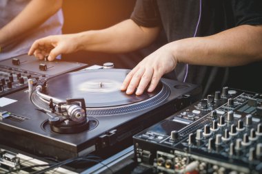 DJ turntable müzik eğlence olay ile