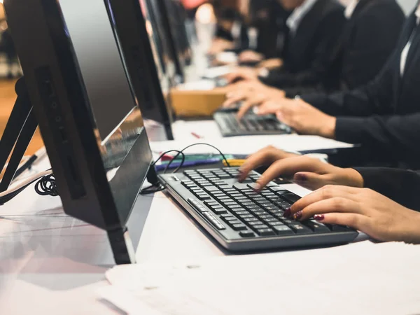 Tipo de mão no teclado Computador Online Negócios Pessoas Trabalhando — Fotografia de Stock