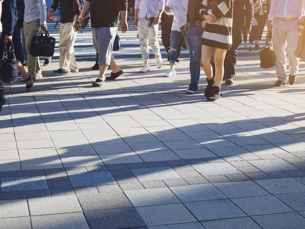 Menschen zu Fuß auf der Straße Gehweg Hipster urbane Stadt Hintergrund — Stockbild Menschen zu Fuß auf der Straße Bürgersteig Stadt Hintergrund — Stockfoto