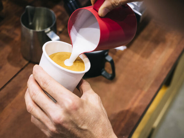 Coffee Cup Latte Art Barista Pouring milk — Stock Photo, Image