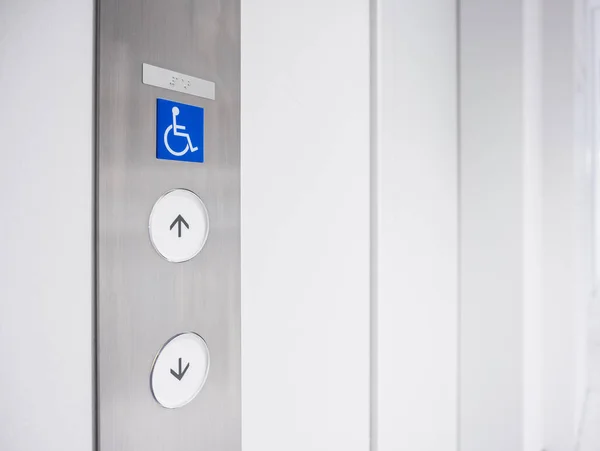 Instalación de botón de elevación de señalización de discapacidad Prioridad Accesibilidad pública —  Fotos de Stock