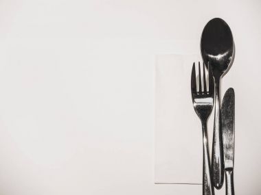 Çatal kaşık bıçak beyaz menü tasarımı arka plan üzerinde