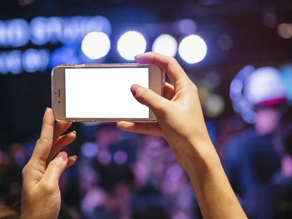 Mano sosteniendo el teléfono celular Pantalla en blanco Foto disparo Blur Concert —  Fotos de Stock