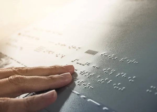 Braille Lectura del alfabeto Comunicación ciega Señalización pública —  Fotos de Stock