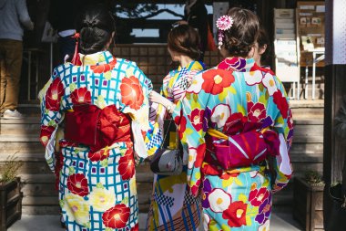 Kyoto, Japonya - 12 Nisan 2017: Kimono geleneksel Japon Kültür giyen kadınlar